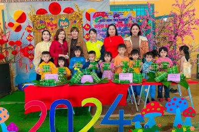 Hình ảnh Bé với bánh chưng xanh năm học 2023 – 2024